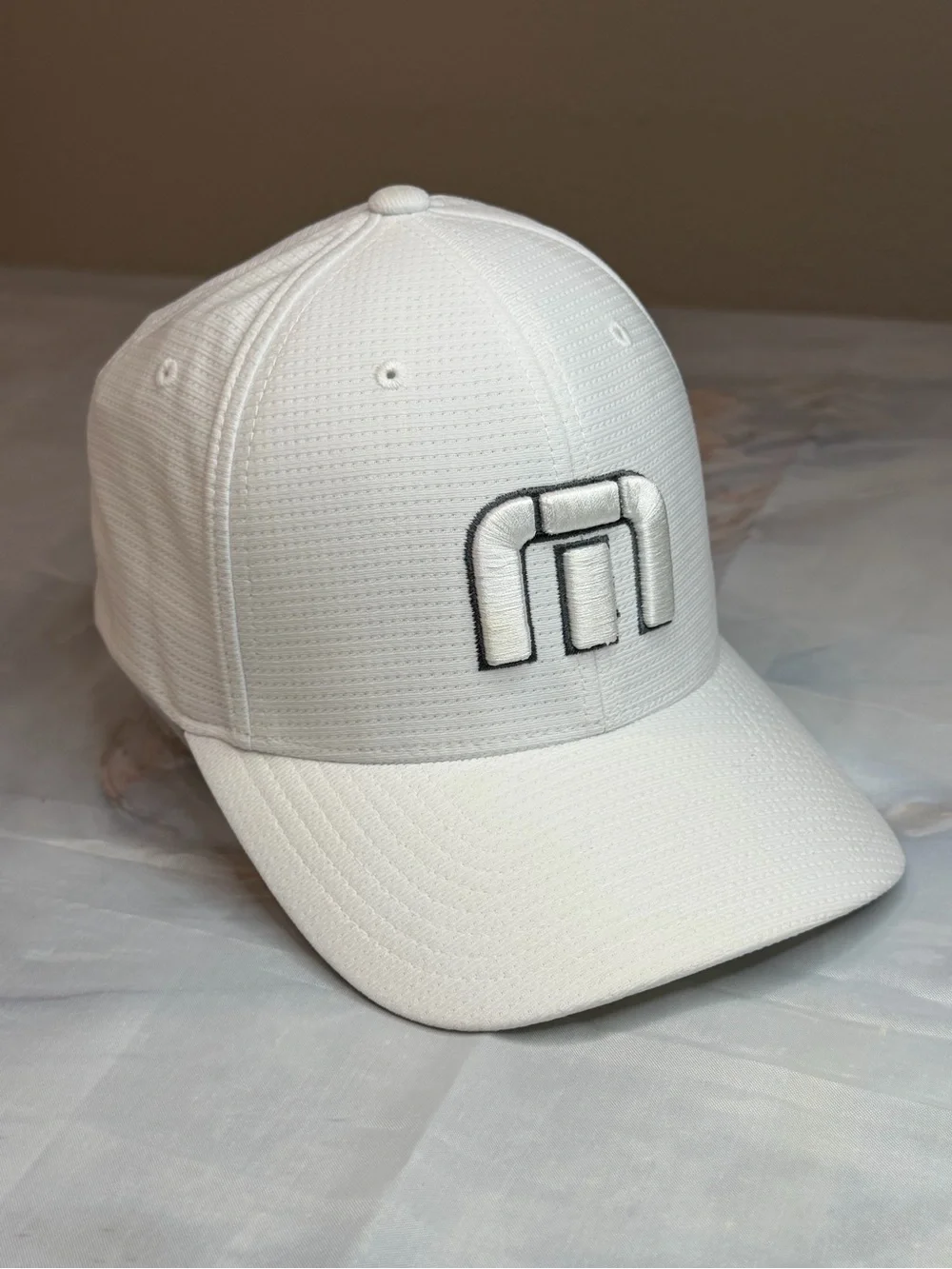 TravisMathew Men’s White Black Logo Performance Golf Hat Cap NWOT